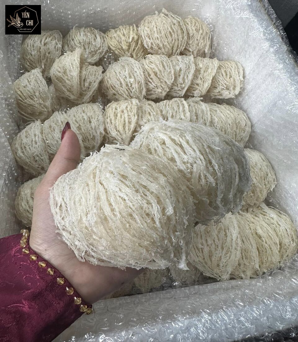 Yến làm sạch hay còn gọi là tổ yến tinh chế là sản phẩm được tạo ra từ tổ yến thô Yến làm sạch hay còn gọi là tổ yến tinh chế là sản phẩm được tạo ra từ tổ yến thô