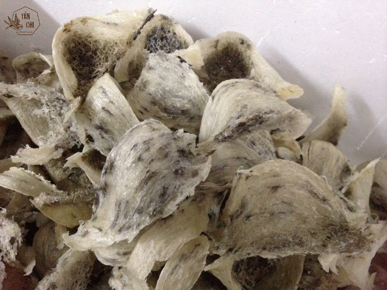 Yến thô chưa qua công đoạn xử lý nên giá thành khá rẻ Yến thô chưa qua công đoạn xử lý nên giá thành khá rẻ