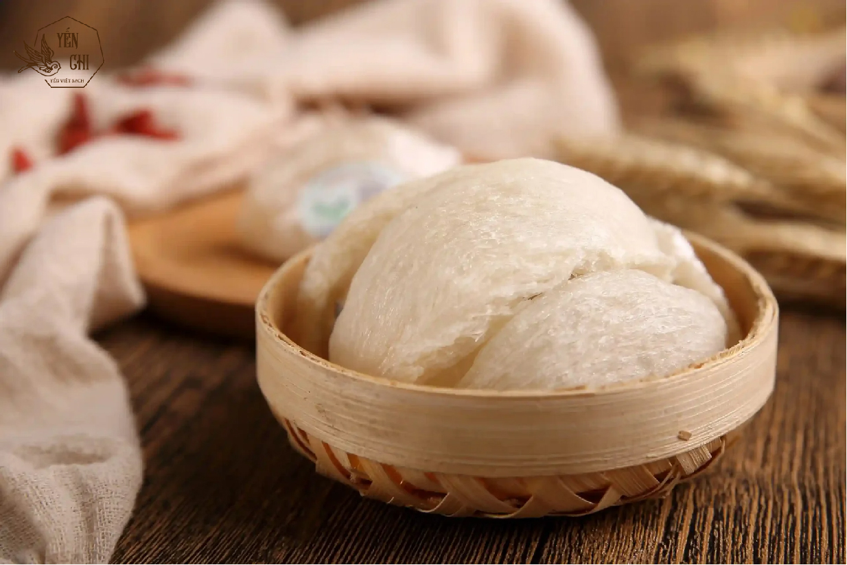 Yến tinh chế đã qua xử lý nên thường có màu trắng sáng hơn và dễ nhận biết hơn so với yến thô Yến tinh chế đã qua xử lý nên thường có màu trắng sáng hơn và dễ nhận biết hơn so với yến thô